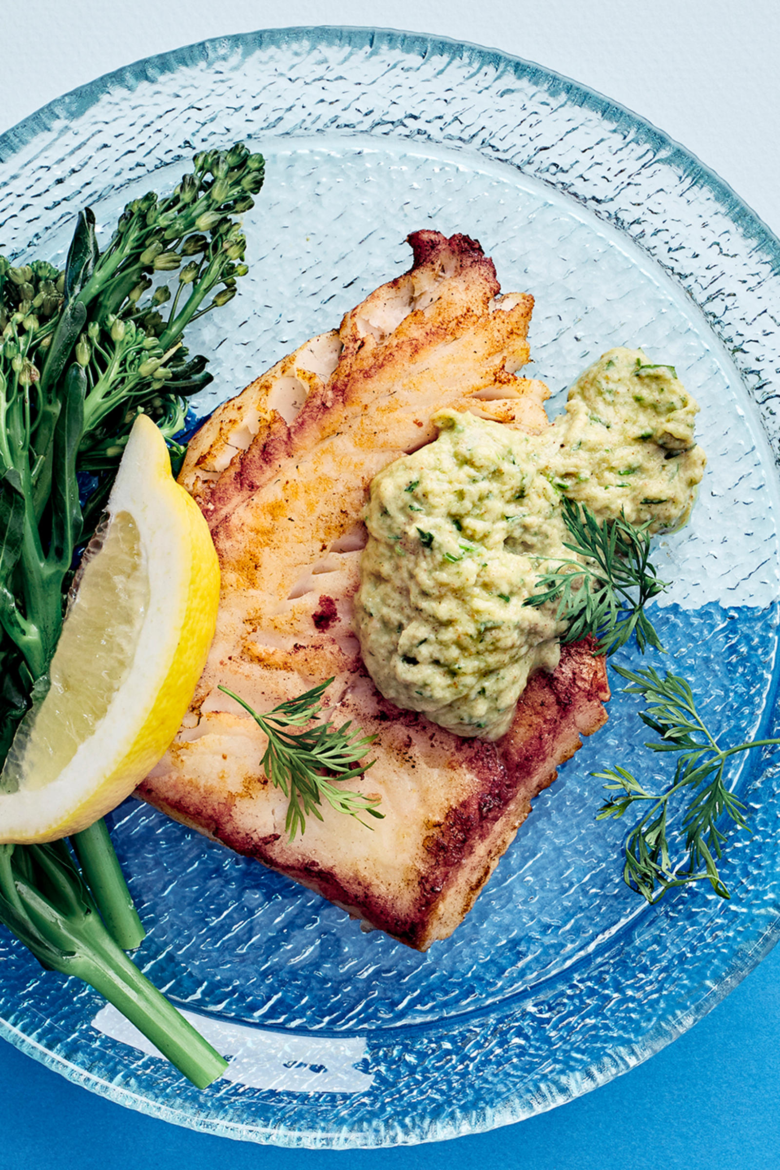 Paistettu kuhafilee ja ruskistettu tilli-voimajoneesi