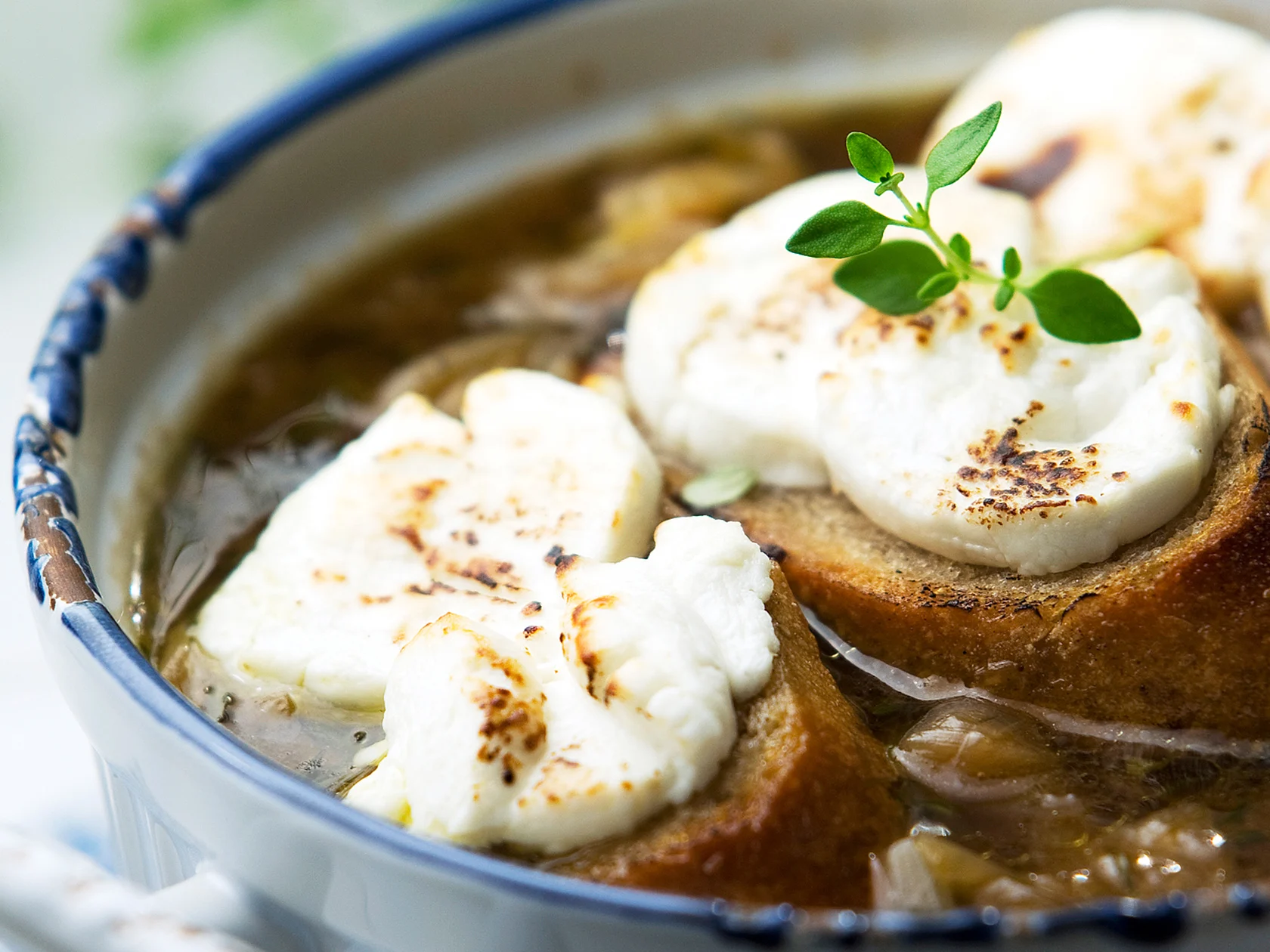 Vuohenjuusto-sipulikeitto