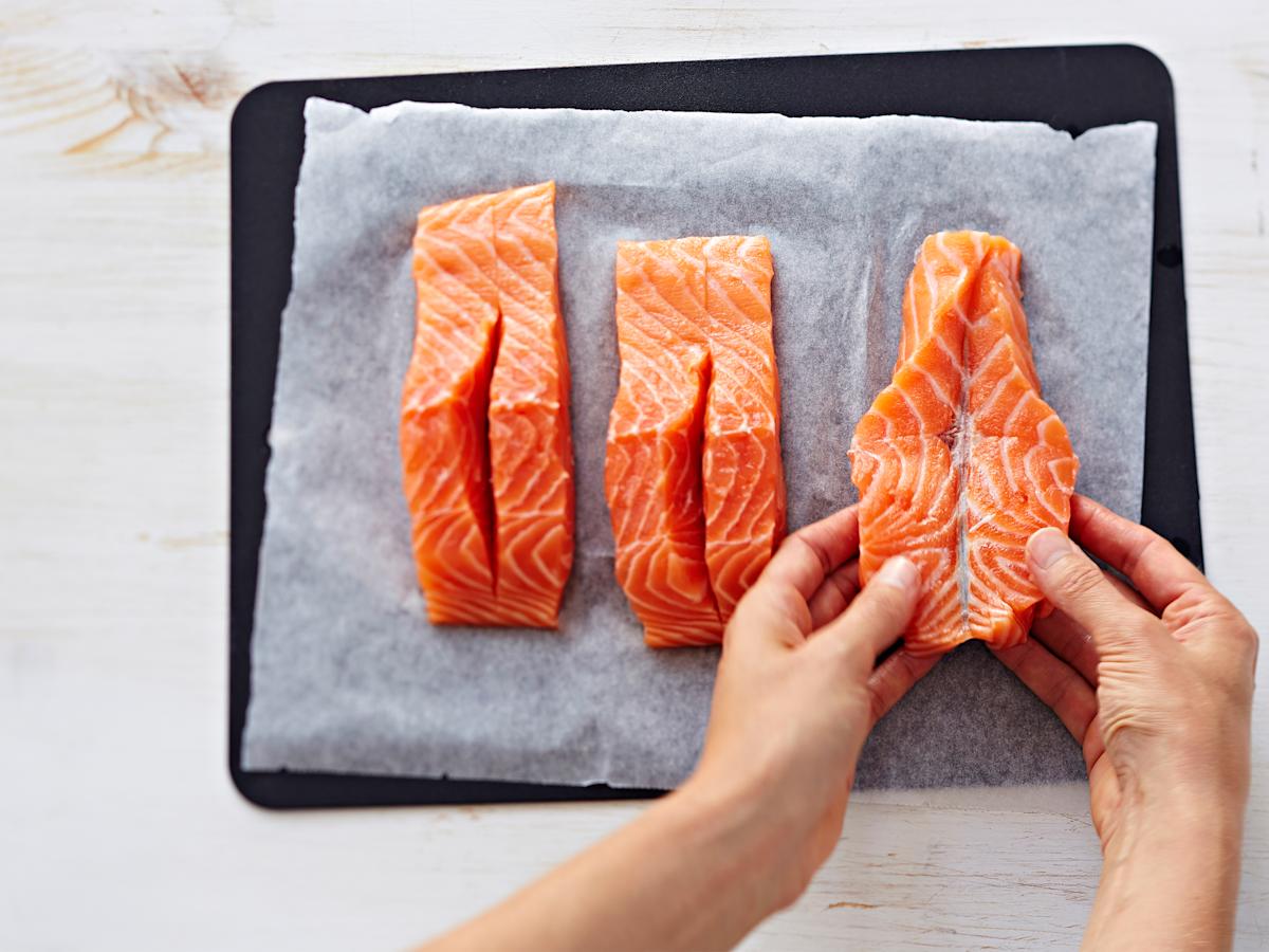 Käännä palat auki perhosen muotoon niin, että nahka pitää keskeltä molemmat puolet yhdessä.