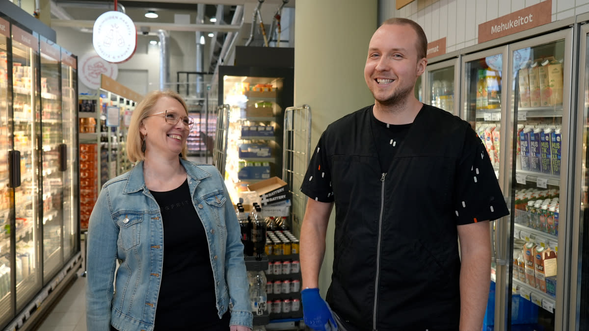POK:n rekrytointipäällikkö Heini Salo ja Topi Borg vierekkäin. Katsovat toisiaan ja hymyilevät