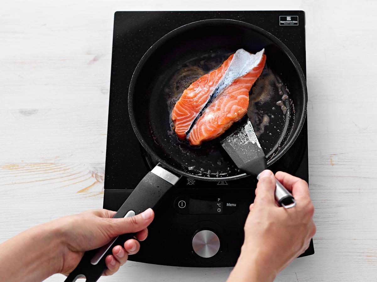 Paista lohiperhoset molemmin puolin pannulla öljyssä tai voissa keskilämmöllä. Tarjoile kastikkeen kera.