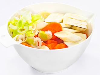 Kuori ja viipaloi ohuiksi sipulit, porkkanat, palsternakka ja perunat.