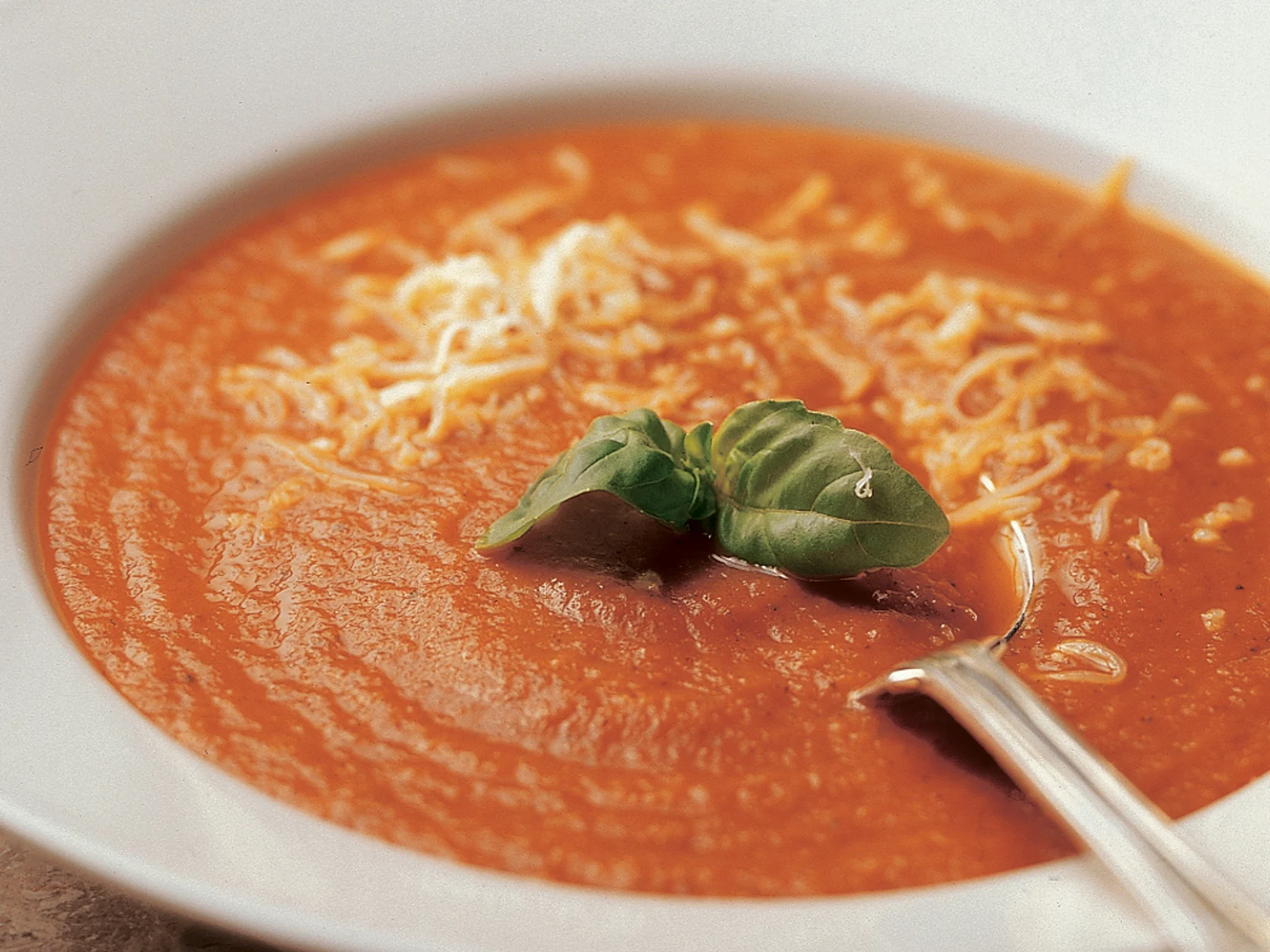 Tomaatti-basilikasosekeitto