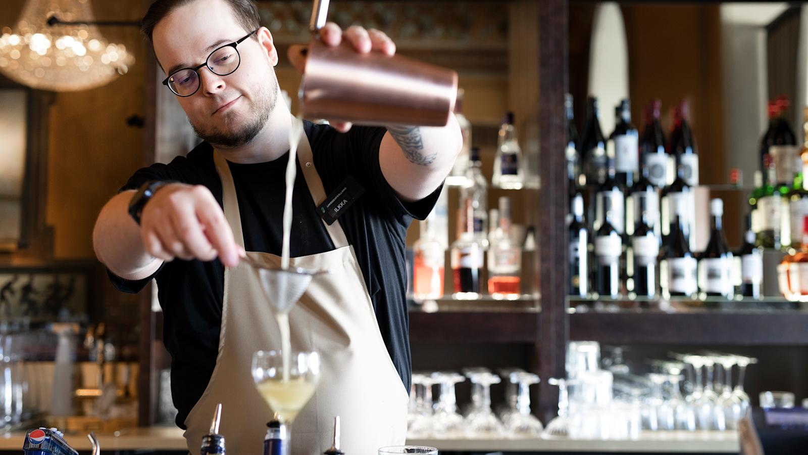Pääbaarimestari Ilkka Saloranta on suunnitellut Kappelin uutta drinkkilistaa. Juomia voi tilata myös listan ulkopuolelta.