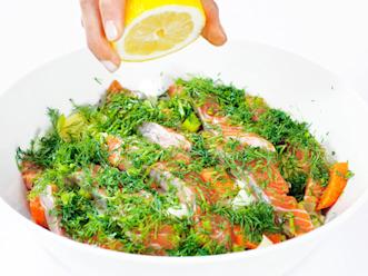 Lisää kerrosten väliin fenkolinsiemeniä, suolaa, pippuria, tilliä ja sitruunamehua.