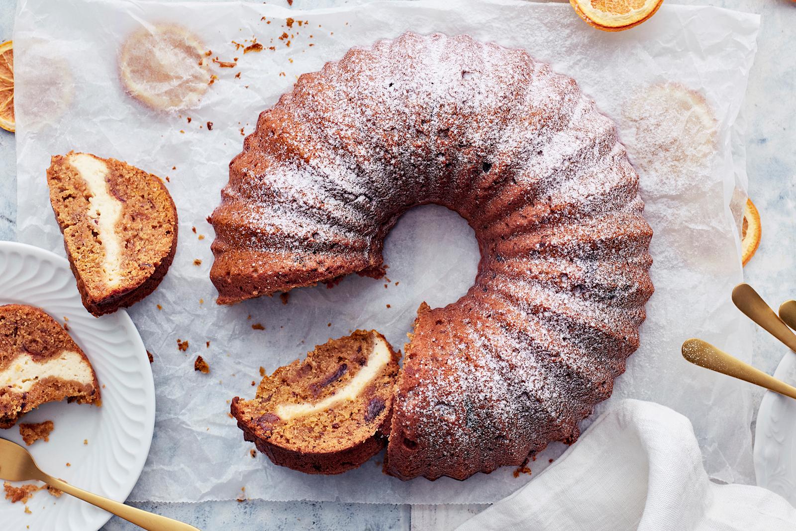 Appelsiini-taatelikakku tuorejuustoraidoilla