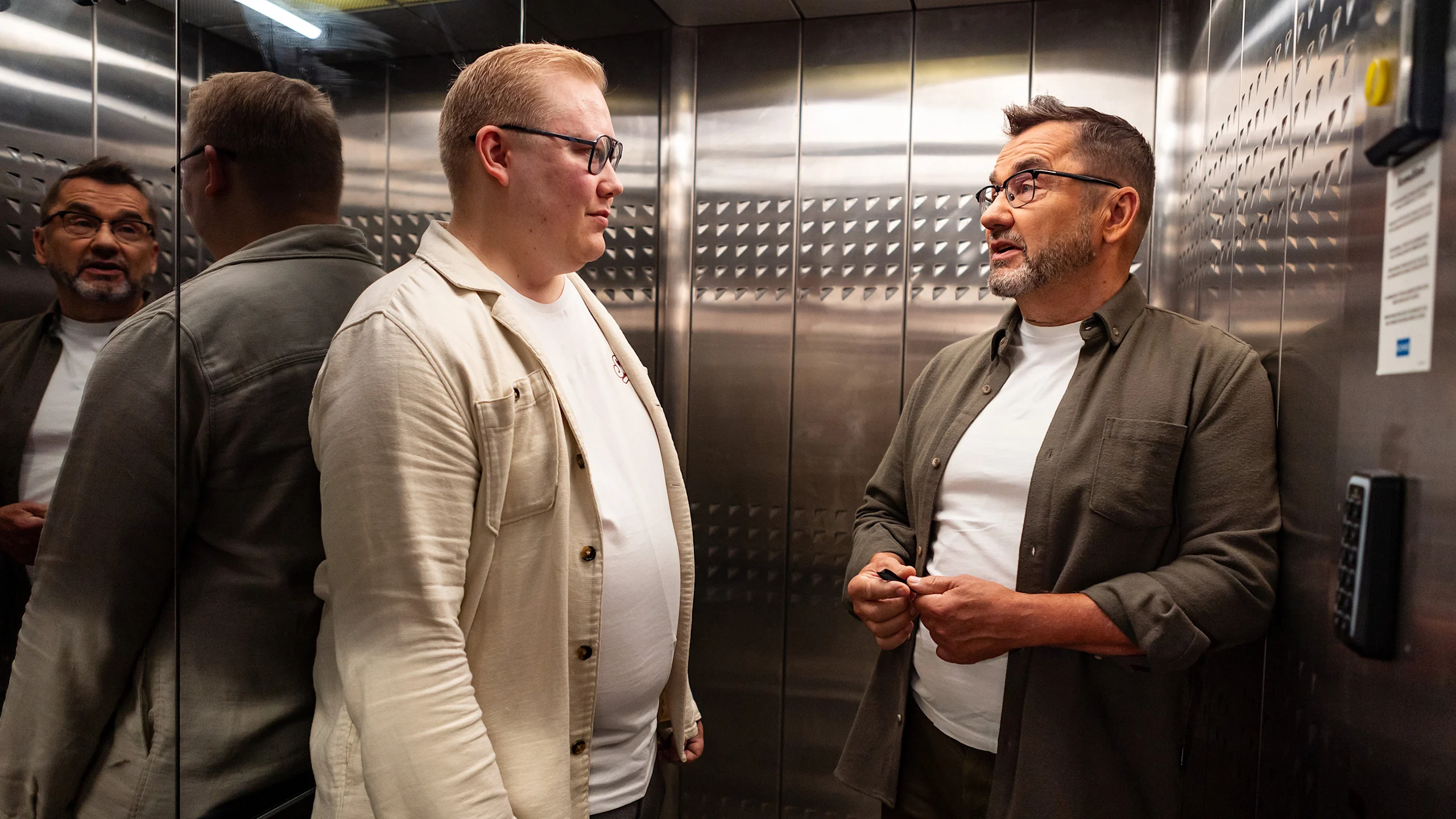 Teemu Koitto pitää hissipuheen Jukka Kurttilalle. Paikkana on konkreettisesti Kone-merkkinen hissi.