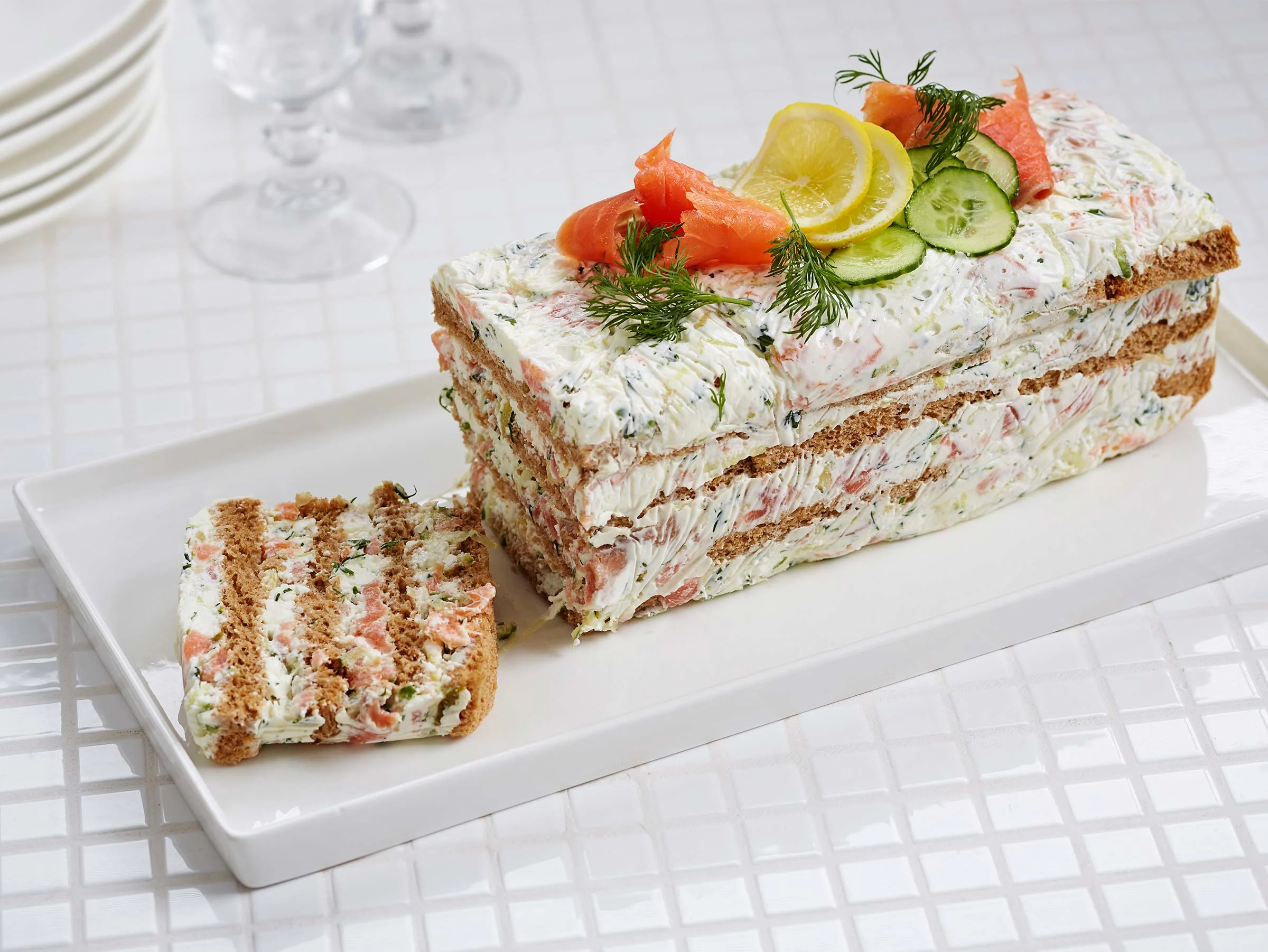 Tsatsiki-kylmäsavulohikakku