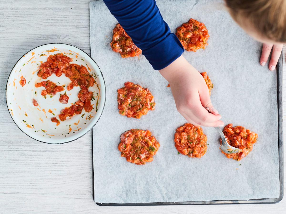 Muotoile pihvit leivinpaperille uunipellille.