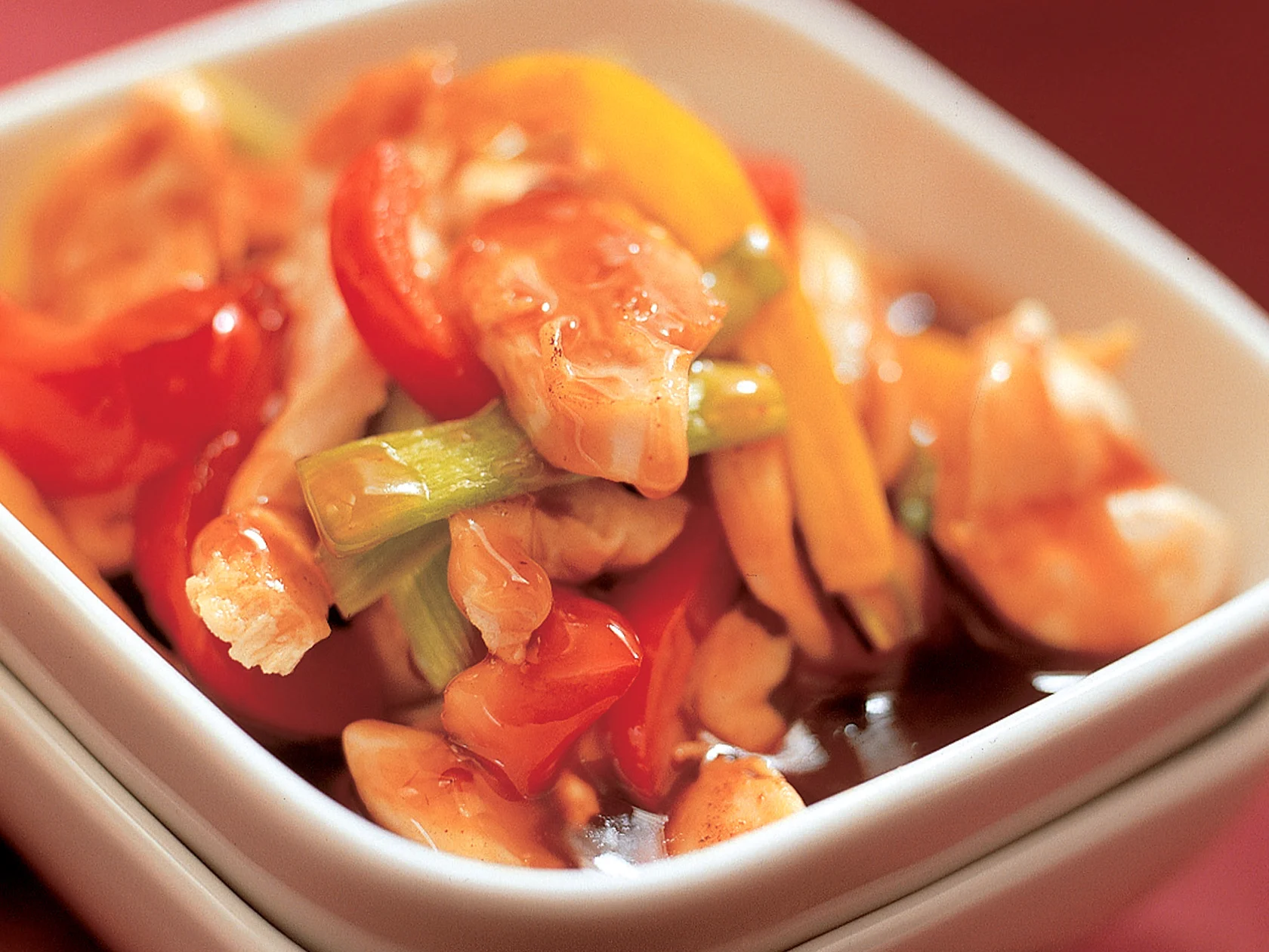 Pekingin hapanimelää broileria