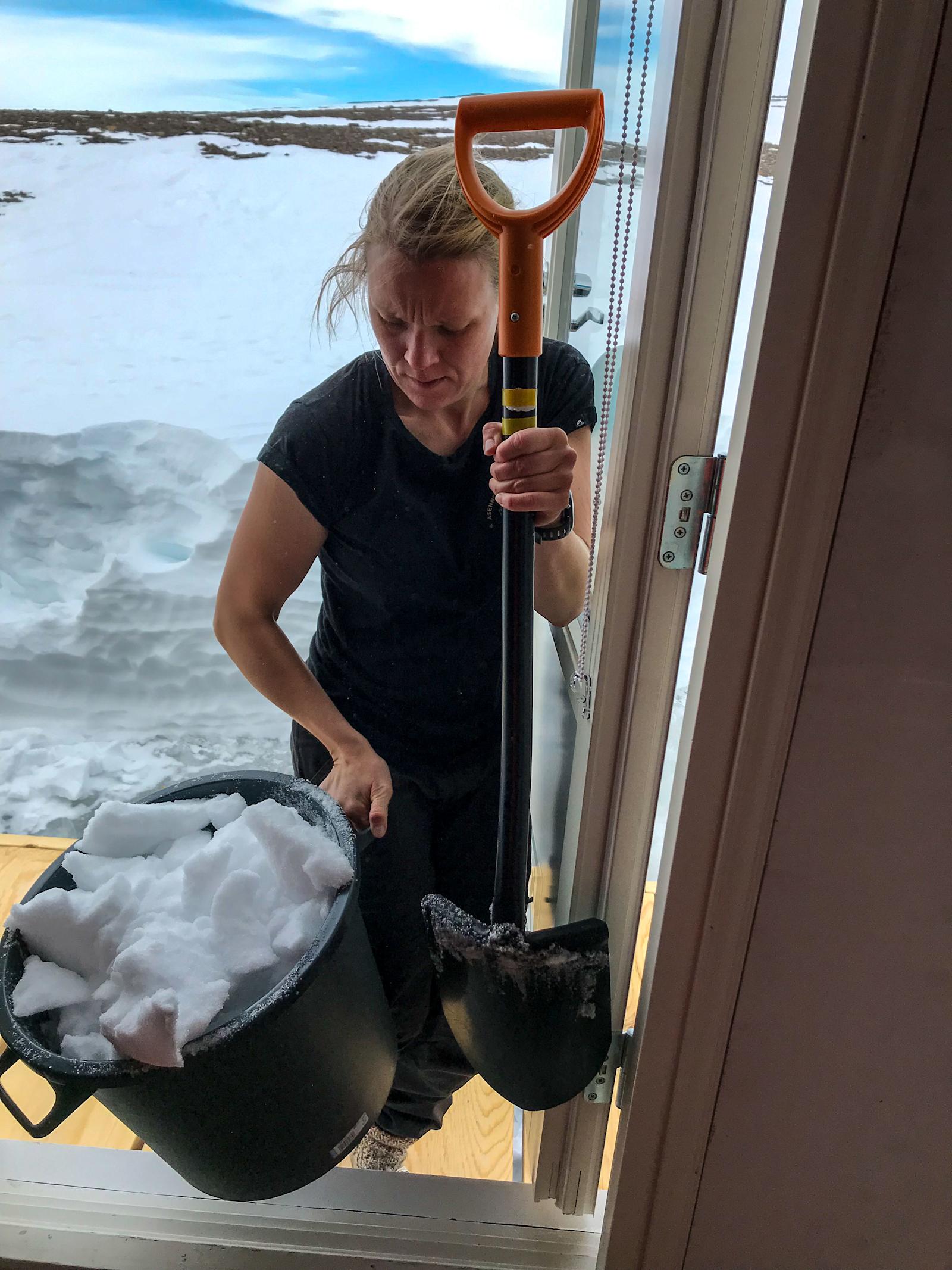 Ruoanlaitossa käytettävä vesi sulatetaan lumesta.