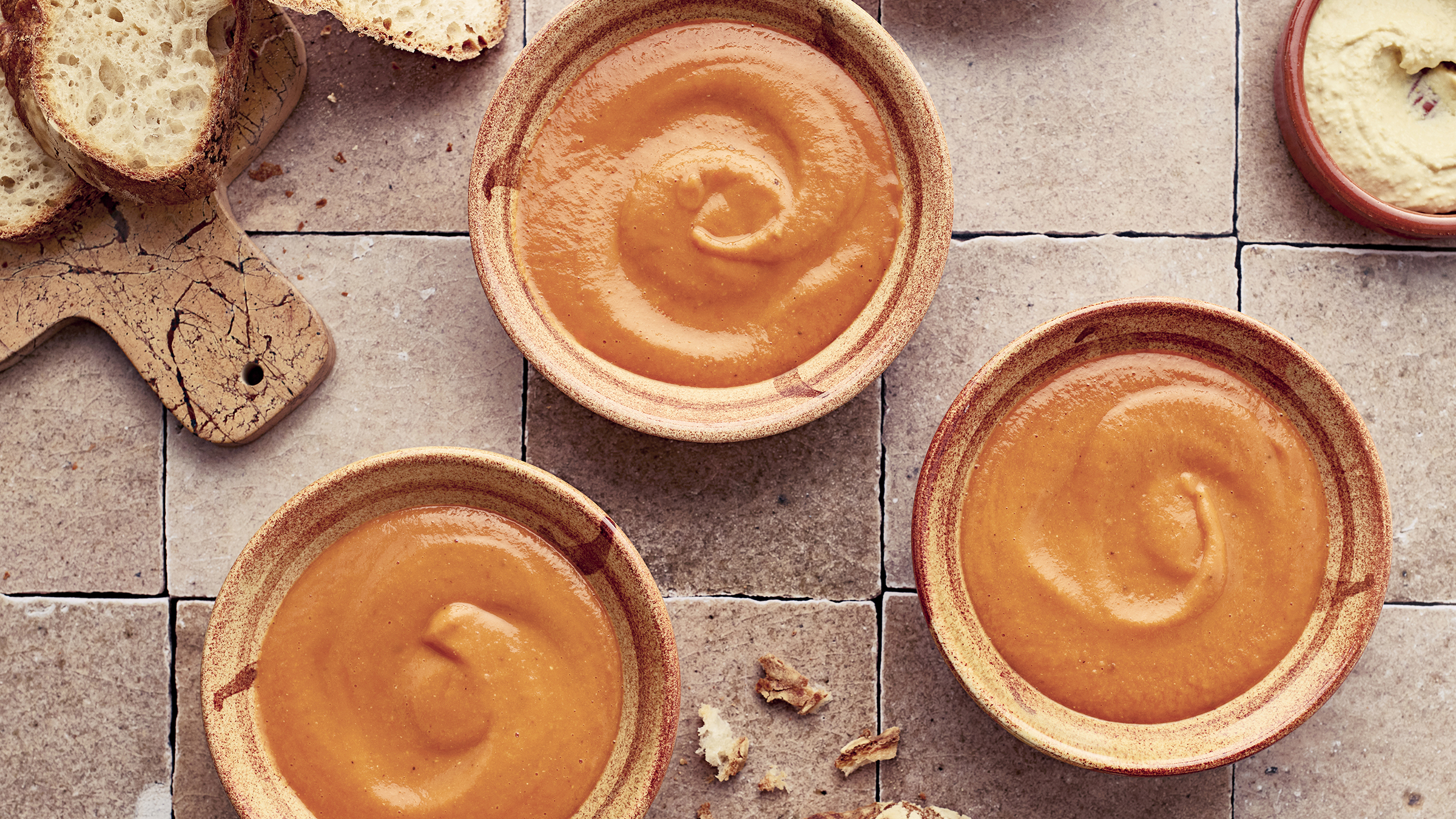 Aurinkoinen tomaatti-linssikeitto