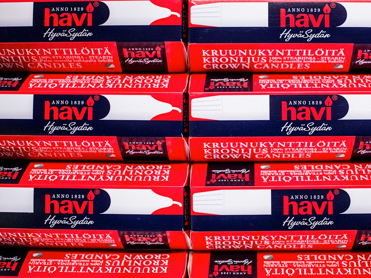 Havi-kruunukynttilöitä pakkauksessaan