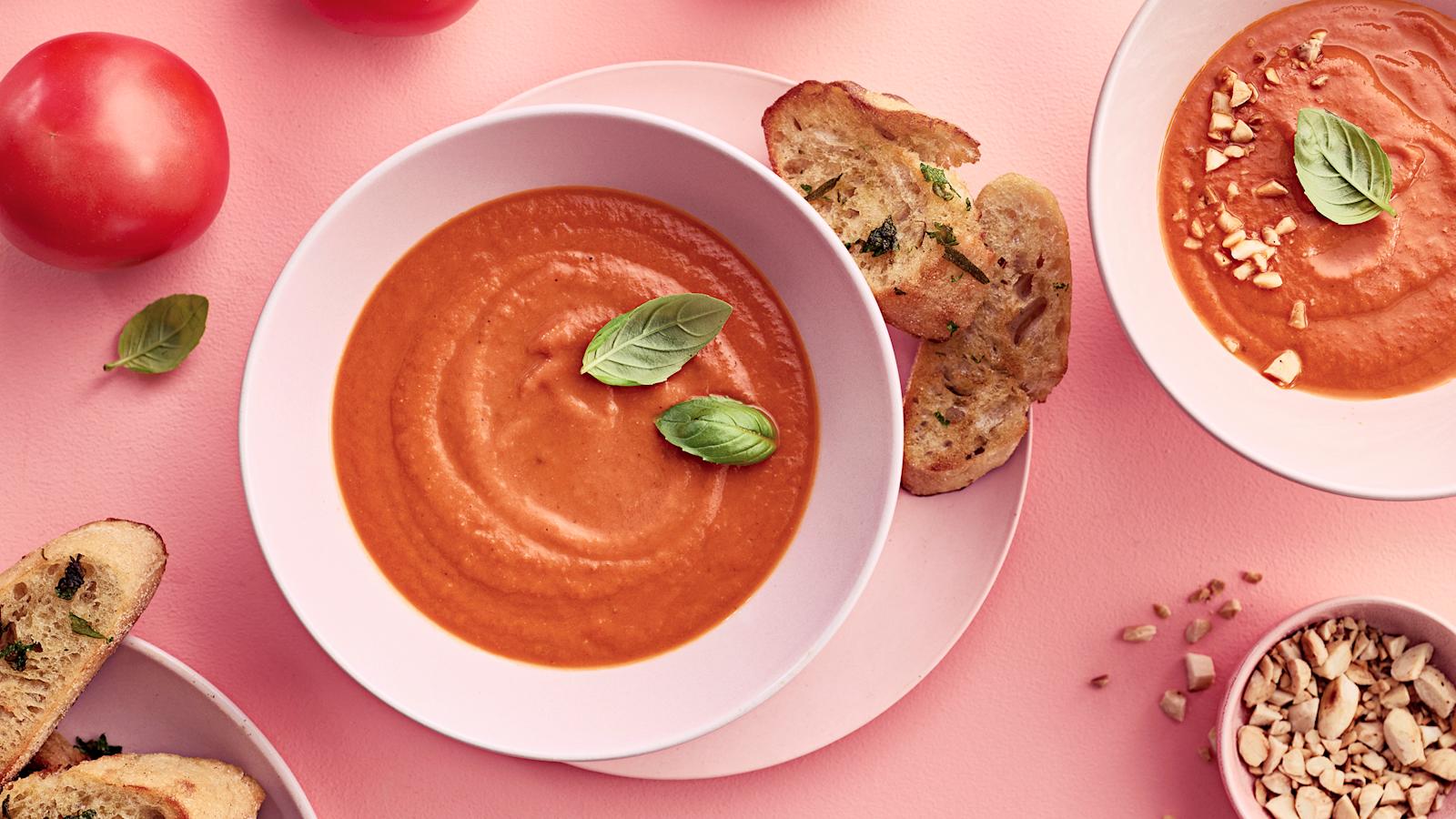 Helppo tomaattikeitto vaalealla leivällä ja manteleilla