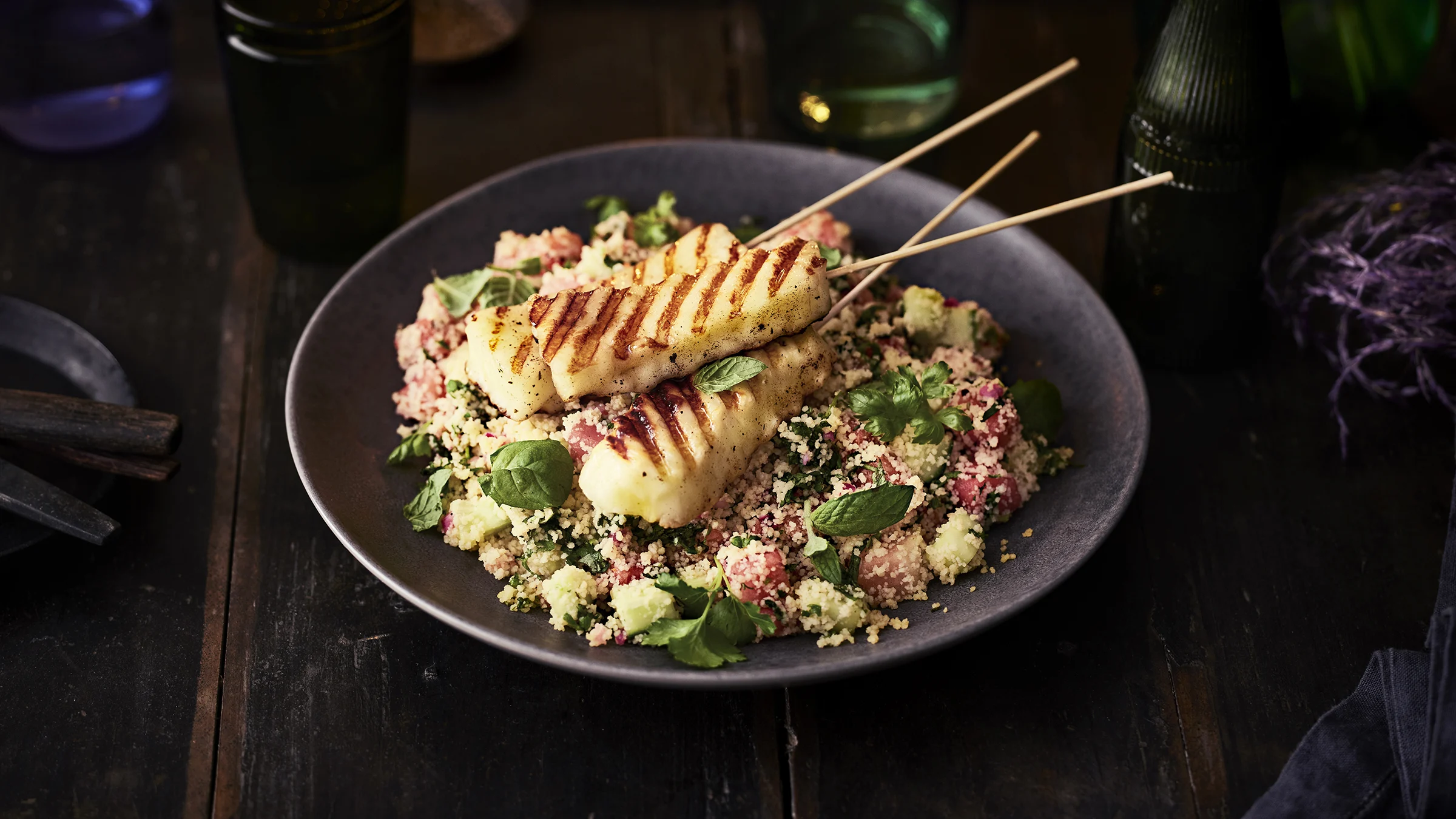 Meloni-kuskussalaatti ja halloumkebakot