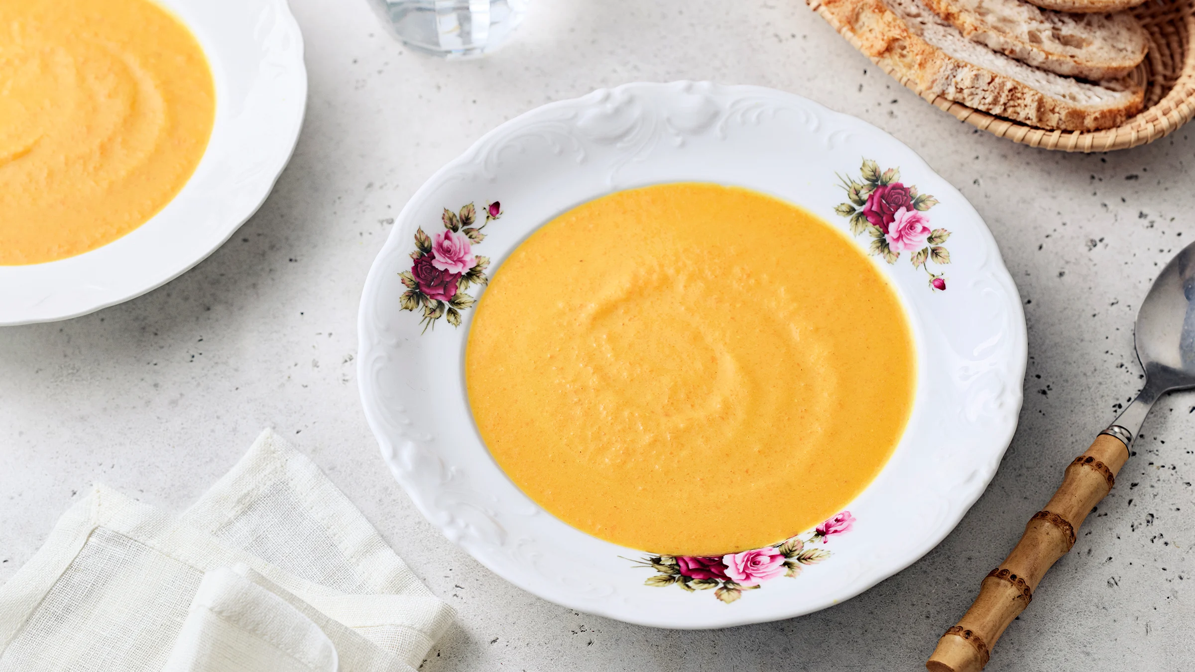 Porkkana-linssikeitto ja vaaleaa leipää