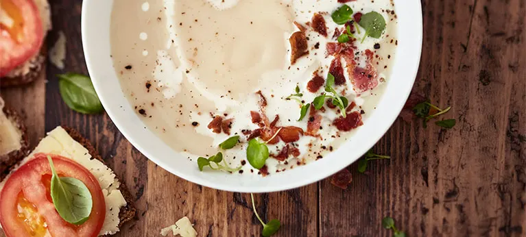 Kukkakaalikeitto ja rapeaa pekonia