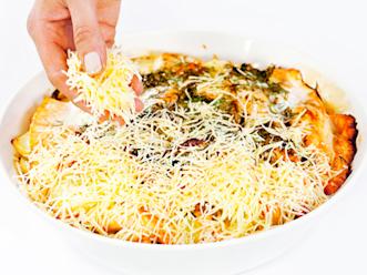 Ripottele päälle juustoraaste ja jatka paistamista vielä 20–30 minuuttia. Peitä vuoka tarvittaessa.