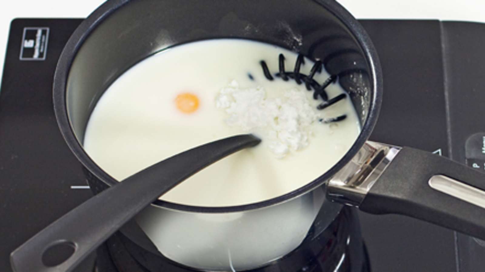 Sekoita kattilassa maito, keltuainen, sokeri ja perunajauhot. Kuumenna koko ajan sekoittaen, kunnes kiisseli kiehahtaa ja saostuu.