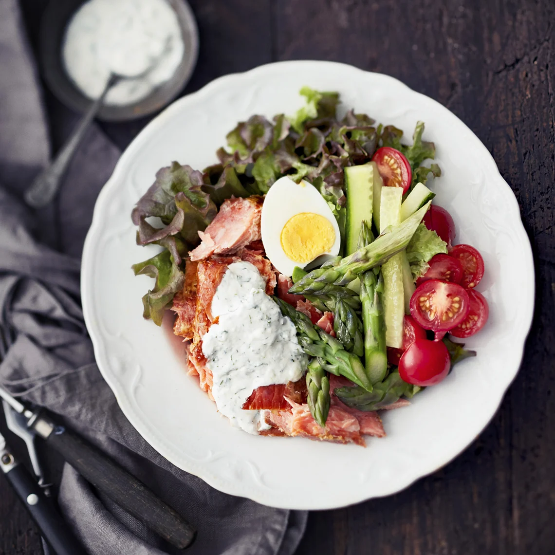 Lämminsavulohisalaatti