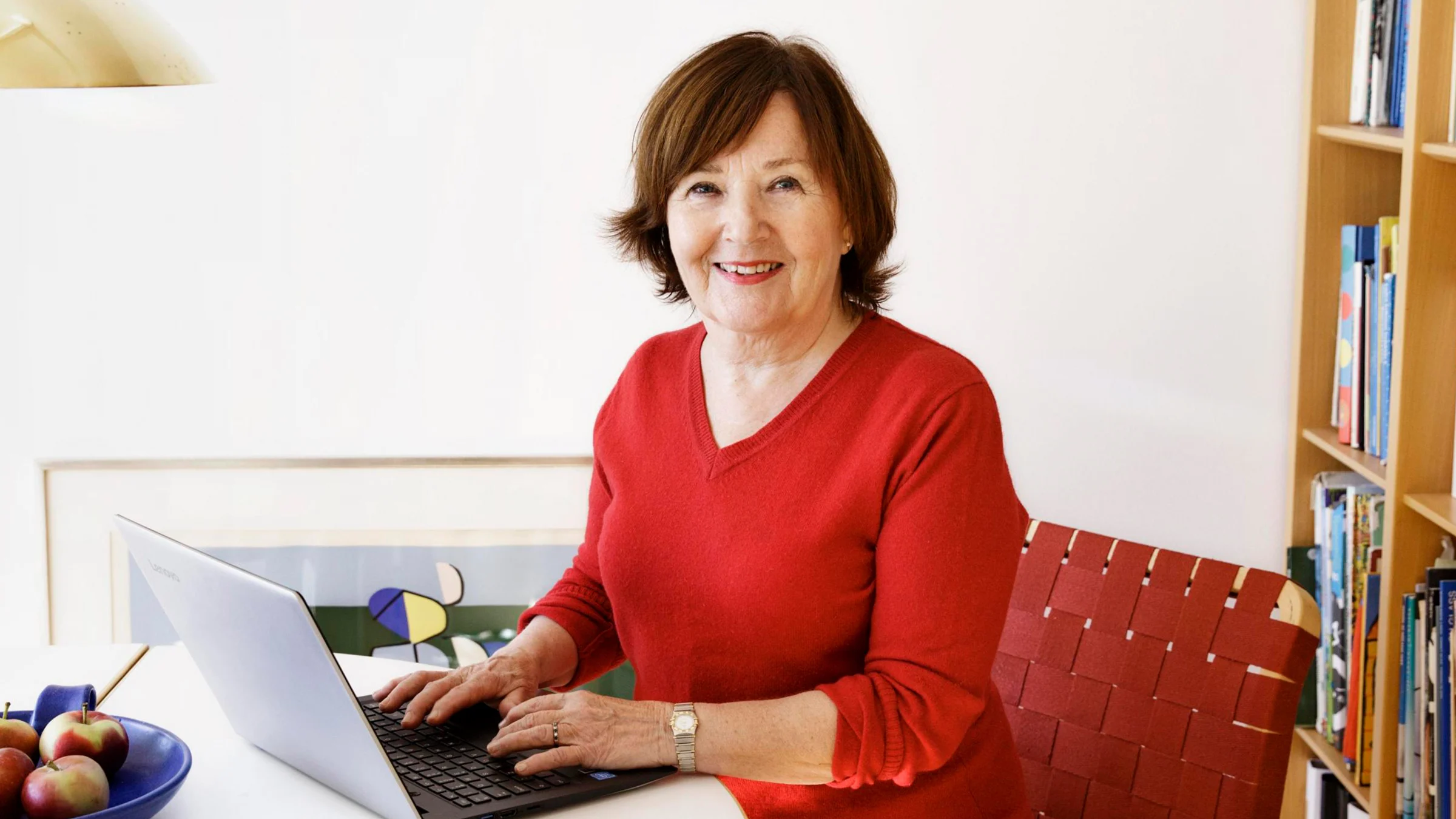 Liisa Kähkönen aprikoi, miten voisi auttaa läheisiään digitaalisen jäämistönsä järjestämisessä.