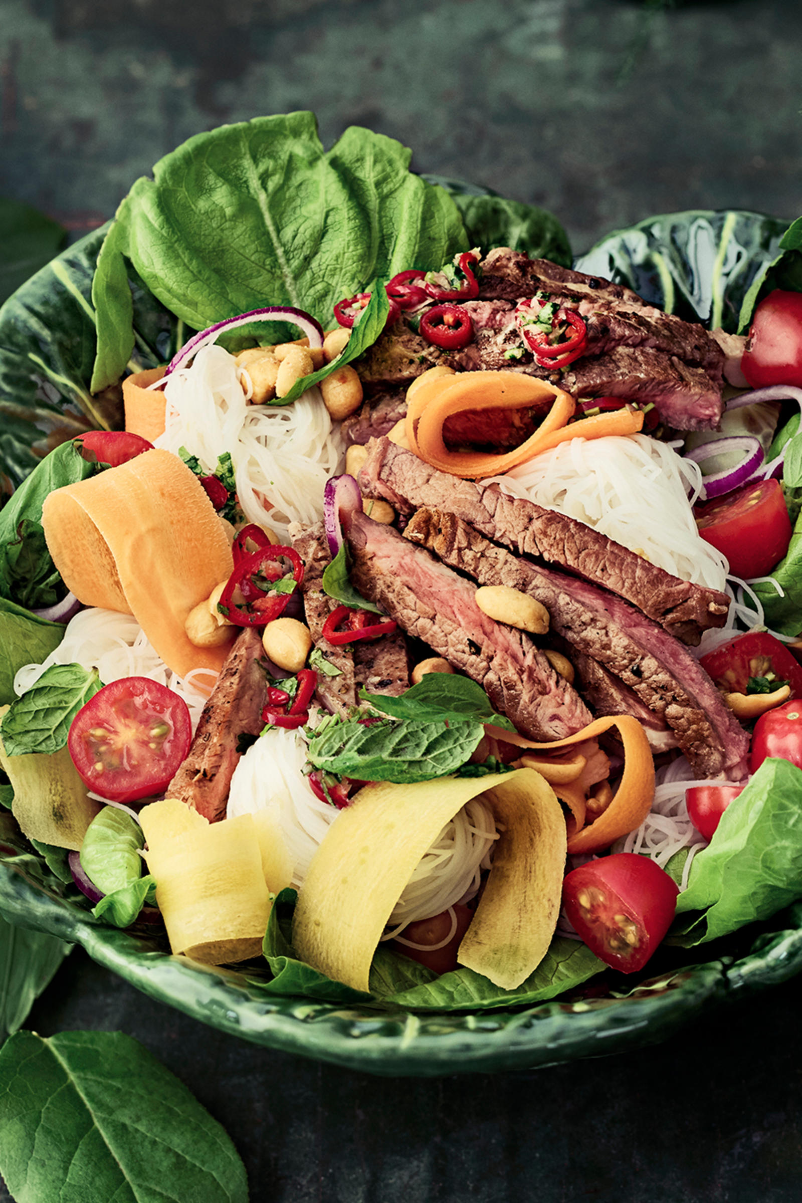 Aasialainen pihvisalaatti