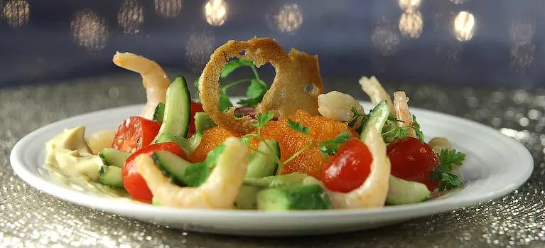 Avokadosalaatti, muikunmätiä ja katkarapuja