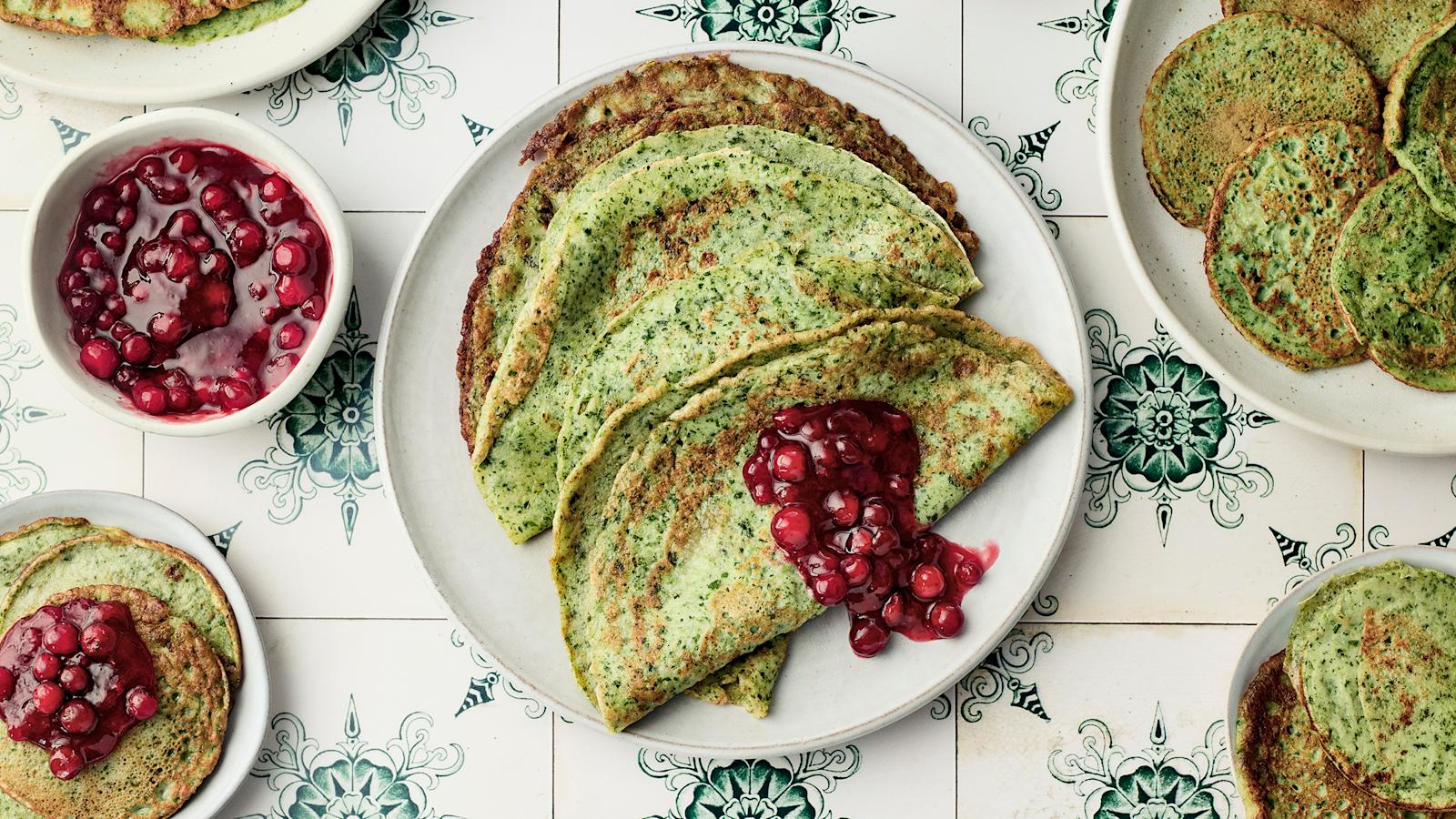 Pinaattiletut ja puolukkasurvos 