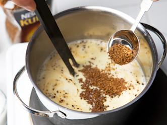 Kiehauta kattilassa kerma ja sokeri ja sekoita joukkoon pikakahvijauhe.