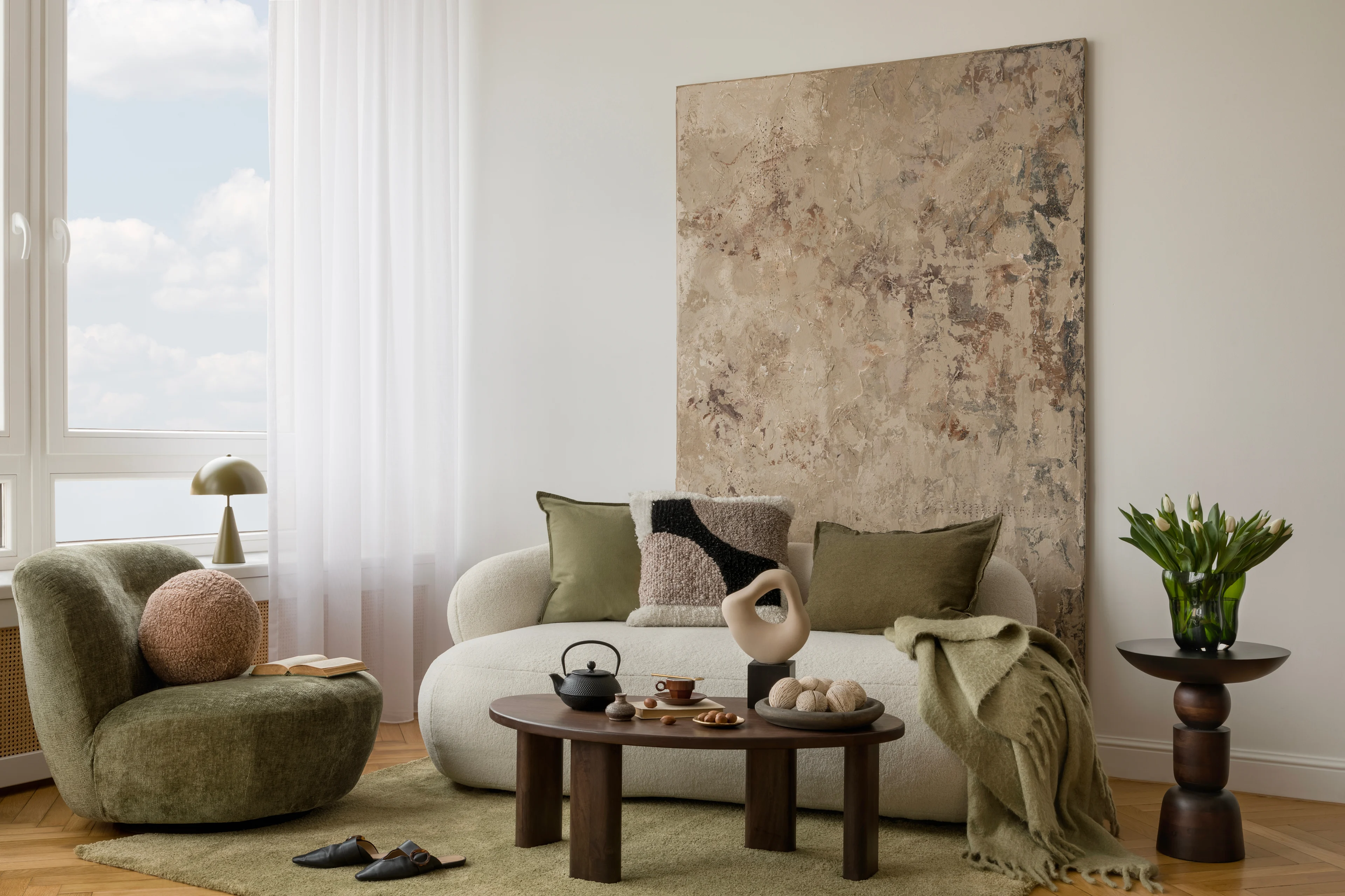 Trendikäs olohuone, jossa oliivinvihreitä yksityiskohtia