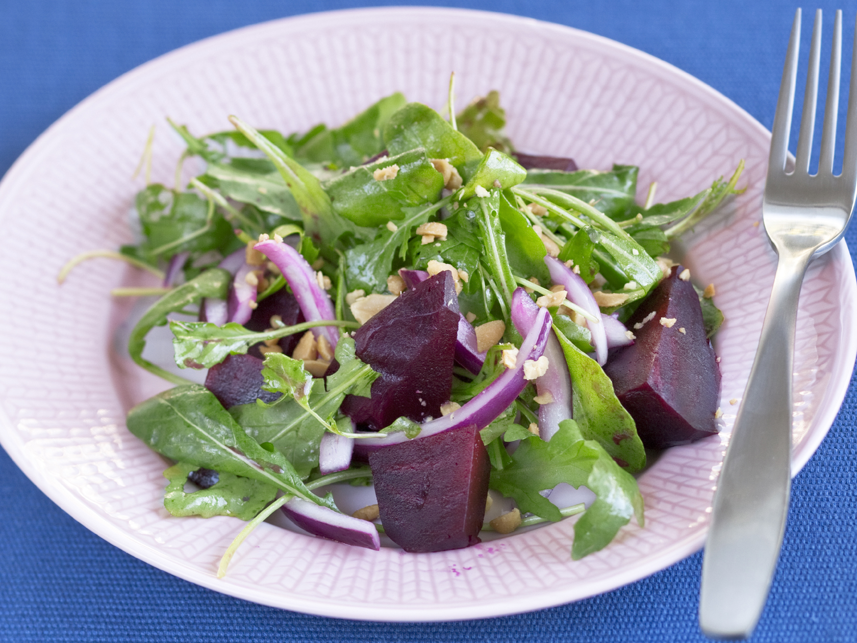 Punajuuri-suolapähkinäsalaatti