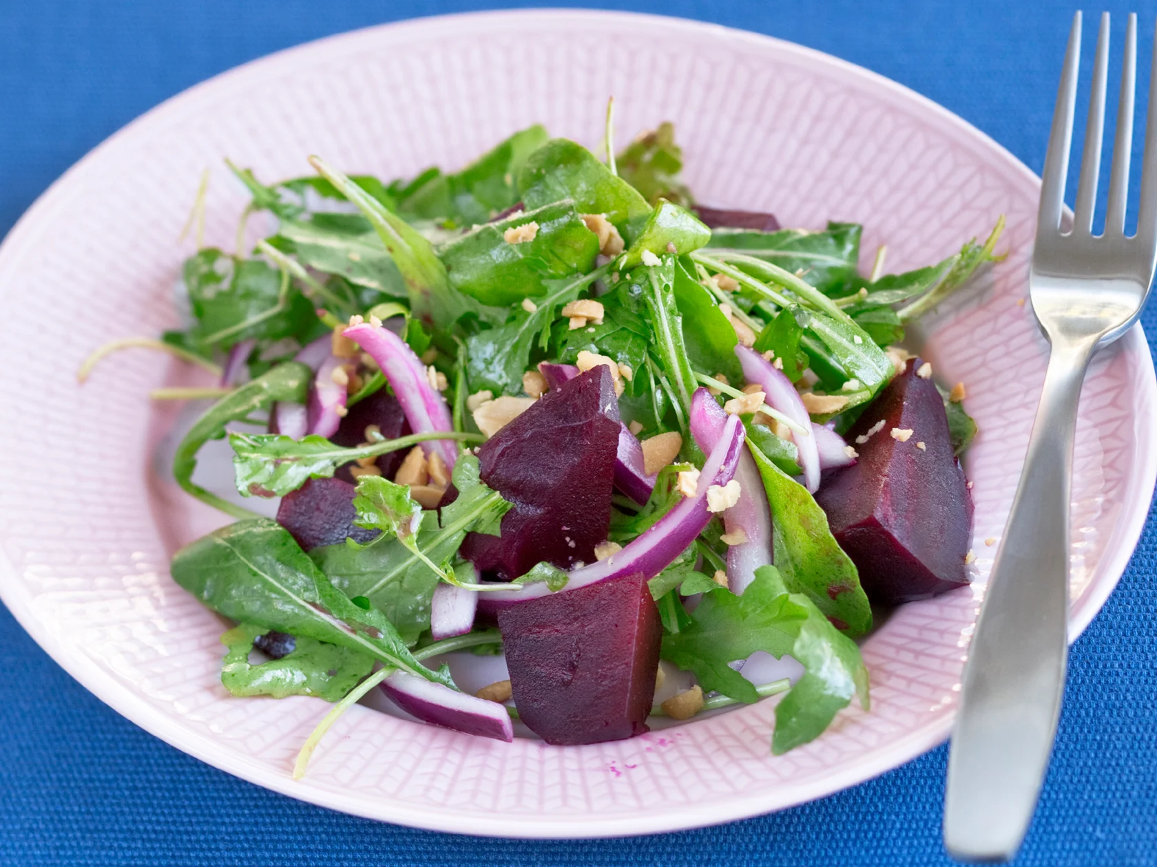 Punajuuri-suolapähkinäsalaatti