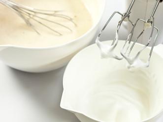 Vatkaa kananmunanvalkuainen sähkövatkaimella kovaksi vaahdoksi ja kääntele se varovasti taikinaan.