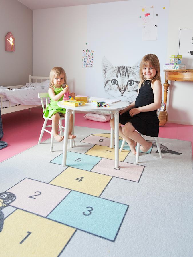 Perheen tytöt lastenhuoneessa