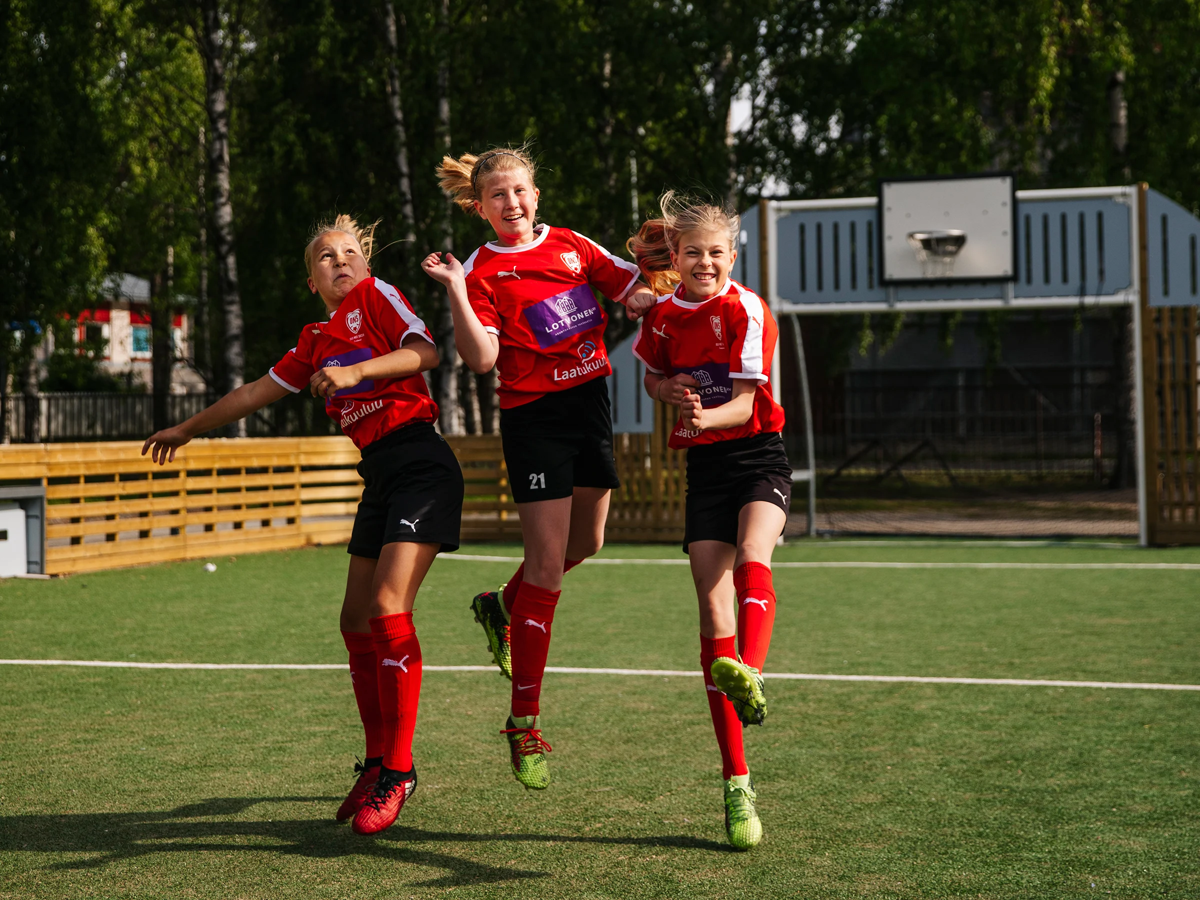Oulu Nice Soccer -seuraan kuuluvan Sanni Kouvan, Pinja Kauvosaaren ja Fiia Majanmaan joukkue treenaa Ässäkentällä Oulussa.