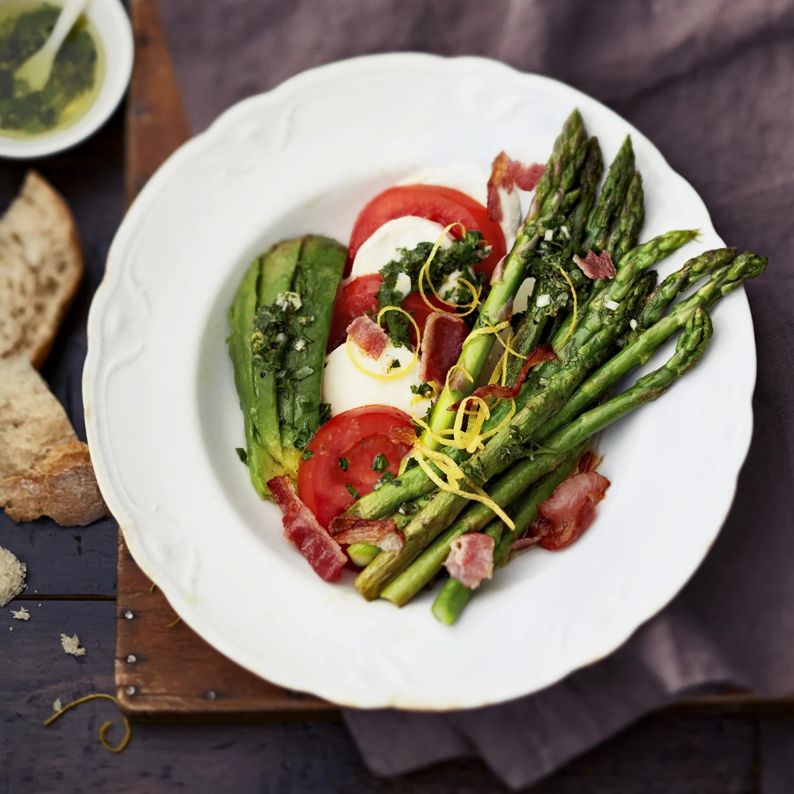 Parsaa ja mozzarellaa yrttiöljyllä