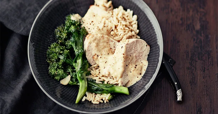 Mustapekka-possua ja broccolinia