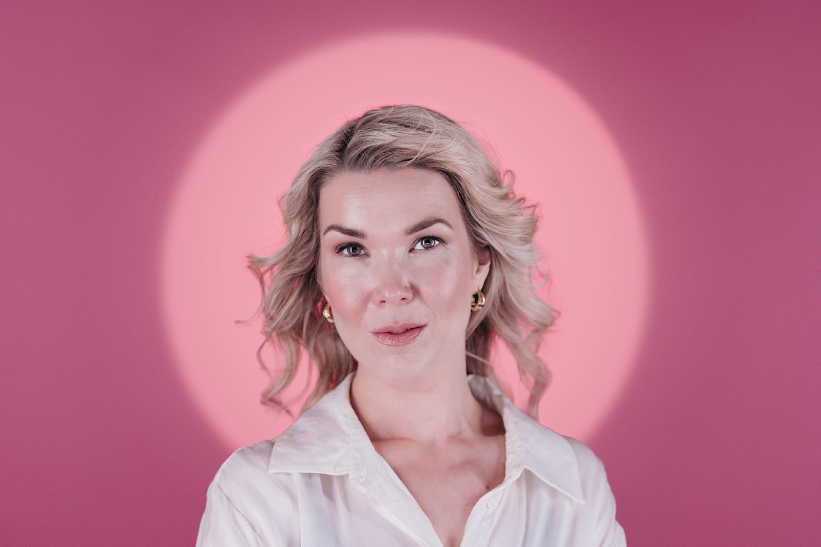 Tuija Pehkosen potretti värikästä taustaa vasten