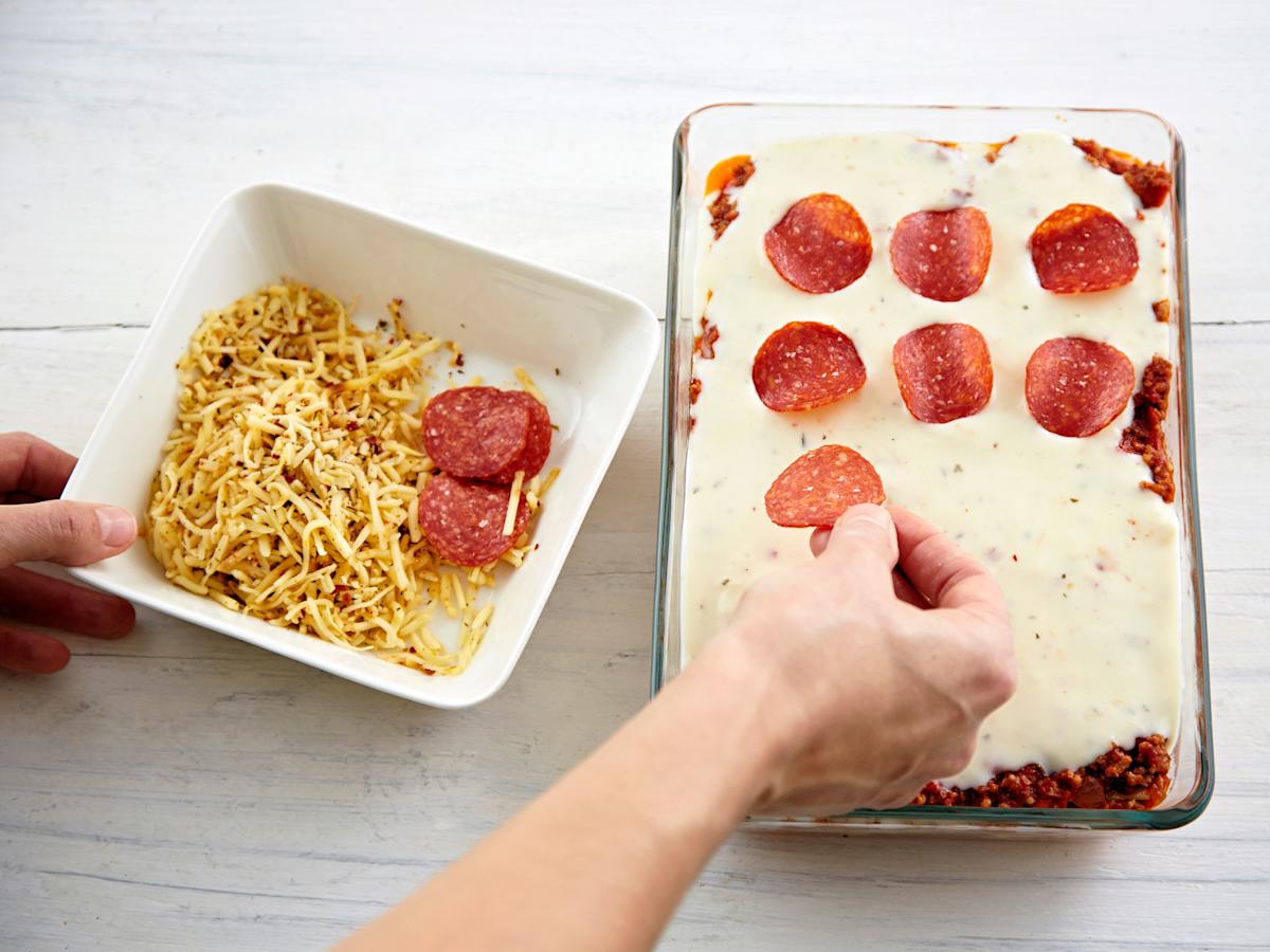 Valuta pinnalle loppu jauheliha- ja juustokastike. Aseta päälle pepperoniviipaleet ja ripottele pinnalle loppu juustoraaste. Kypsennä lasagnea 200-asteisessa uunissa noin 40 minuuttia. Anna vetäytyä 15 minuuttia folion alla ennen tarjoilua.