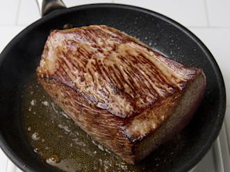 Nosta paisti uunivuokaan. Hiero pintaan suola ja mustapippuri.