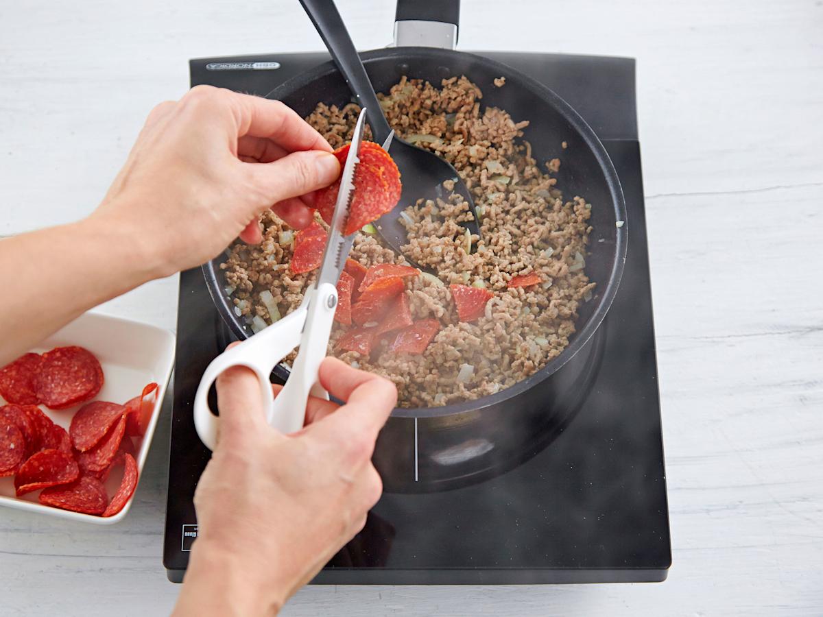 Kuori ja hienonna sipuli. Paahda pannulla jauheliha. Lisää sipuli. Saksi joukkoon pepperoniviipaleet.