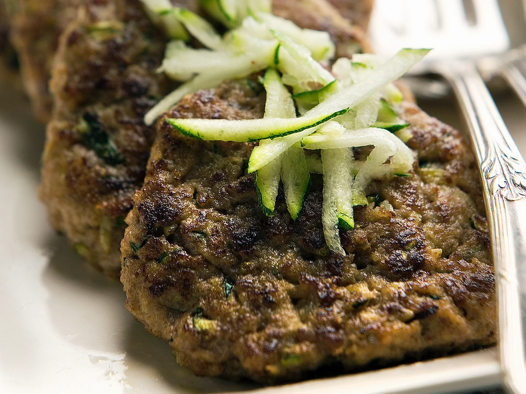 Kesäkurpitsa-jauhelihapihvit