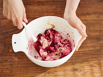 Lisää jauheliha ja loput ainekset. Sekoita tasaiseksi massaksi.