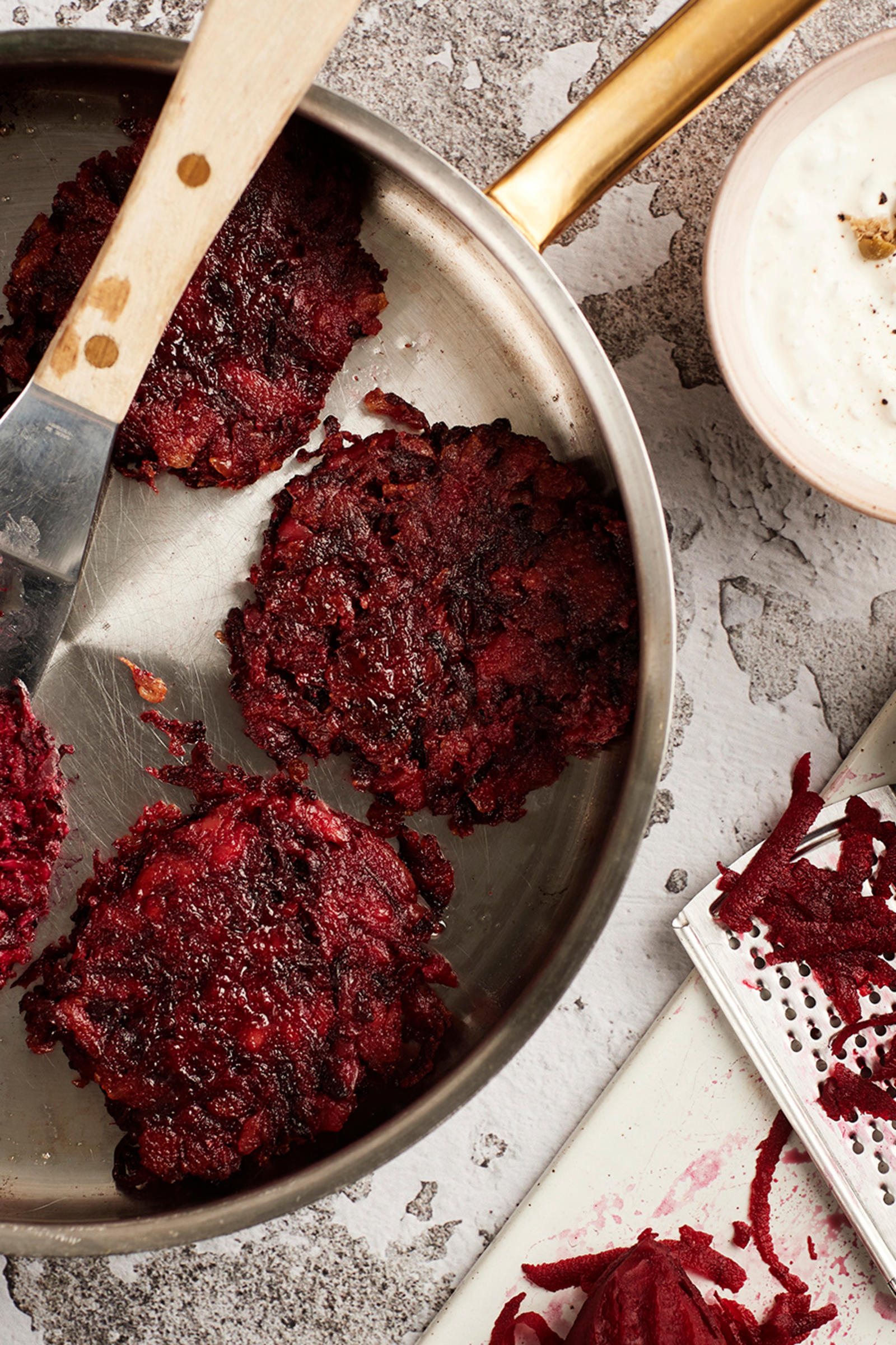 Punajuuri-halloumipihvit ja kapriskastike