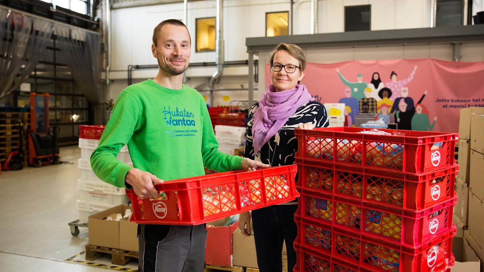 Yhteinen pöytä -järjestön logistiikkakoordinaattori Esa Laitila ja palveluesimies Hanna Kuisma tutkivat saapunutta kuormaa. 