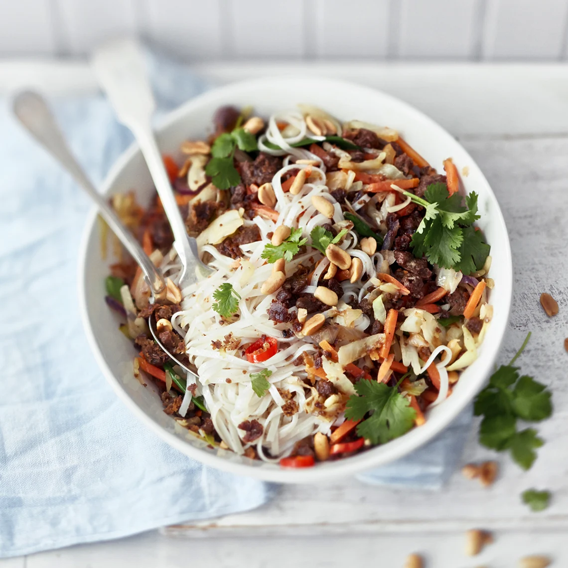 Härkis-kasviswok riisinuudeleilla