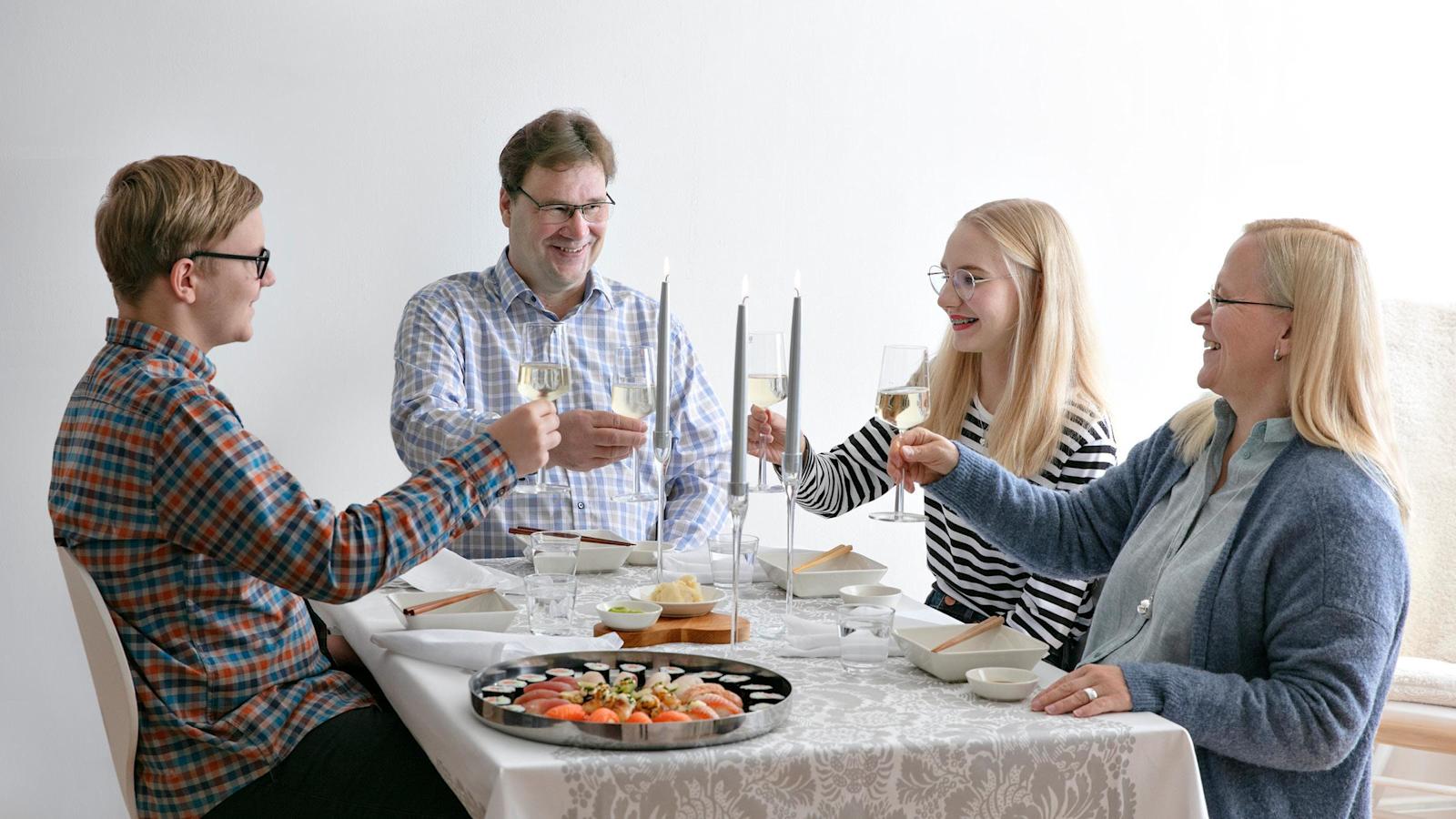 Lauri, Petri, Emma ja Elina haluavat viettää joulua rennosti omalla tyylillään.