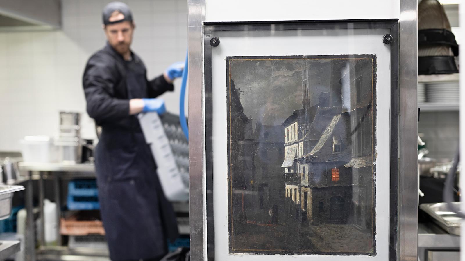 Oscar Kleinehin Rouenin kadut 1870-luvulta komeilee keskellä keittiötä.