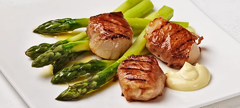 Prosciuttoon käärityt kampasimpukat