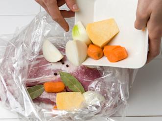 Kuori ja pilko sipuli, porkkana ja juuriselleri reiluiksi paloiksi. Nosta filee kasvisten ja pippureiden kanssa isoon paistopussiin.